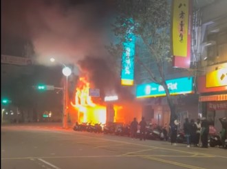台中燒肉店大火狂燒 10多人緊急疏散！店面全毀