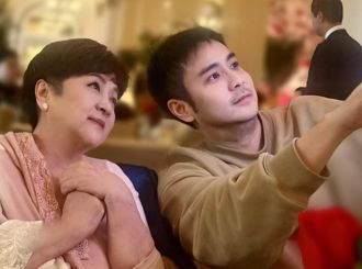 章立衡新出發！大年初二與甄珍合影 母子過年溫馨曬照