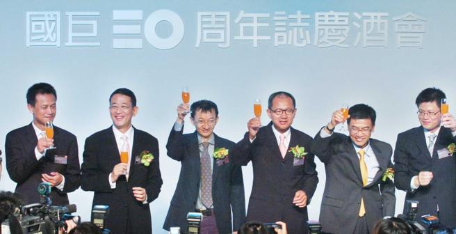 国巨创办人陈木元﹙左三﹚是陈泰铭的哥哥。（图／报系资料照）