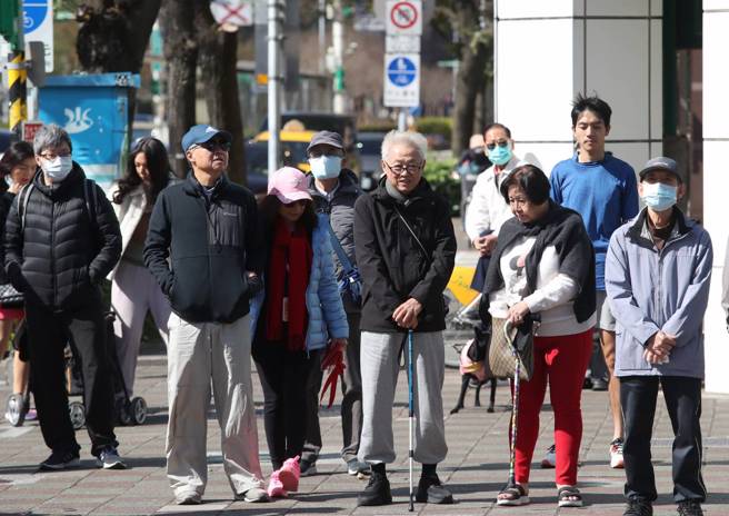 今天清晨各地偏冷，白天溫度比昨天回升一些，日夜溫差大。（王英豪攝）