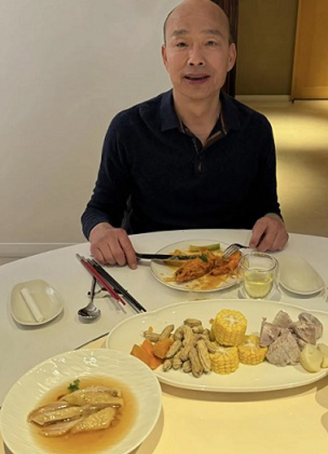 立法院長韓國瑜28日分享年夜飯菜色，包括醉雞、花生、玉米與芋頭。（圖/取自韓國瑜臉書）★喝酒過量，有礙健康！