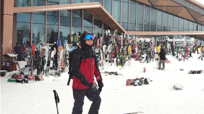 大陆冰雪经济和旅游十分热门。图为新疆禾木地区雪季长，成为发展滑雪等冰雪经济的地点，吸引大批滑雪客。（吴泓勋摄）