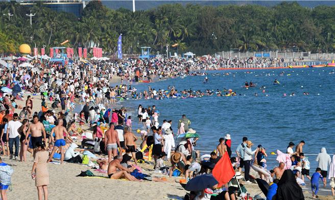 2024年大陆游客开始追求不计画、不一窝蜂、不打卡的「慢充式旅游」，「说走就走」重新回归，回归休閒度假初衷。图为海南三亚海滩，游客如织。（新华社）