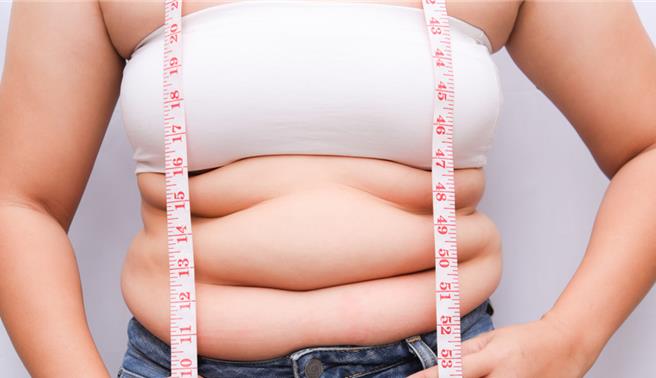 過年腫脹不只是變胖！醫師提醒，若過年後出現5症狀，就可能是代謝異常。（示意圖／Shutterstock）