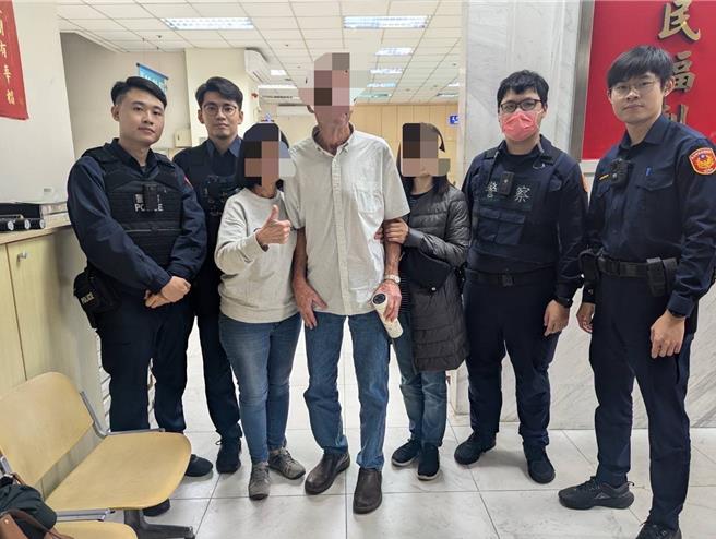 员警协助迷途的美籍老翁与亲人团聚。（警方提供）