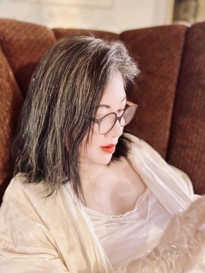 陈文茜PO出准备爱犬围炉大餐前，自己认真写笔记的模样。（图／文茜的世界周报 Sisy's World News脸书）