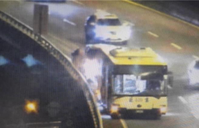 一辆公车在昨（29）日深夜，行经潭子区台74线快速道路东向21.2公里处时，后方不明原因冒出火光。（警方提供／叶静美彰化传真）