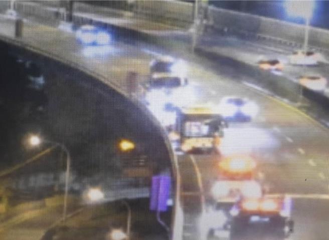 一辆公车在昨（29）日深夜，行经潭子区台74线快速道路东向21.2公里处时，后方不明原因冒出火光。（警方提供／叶静美彰化传真）