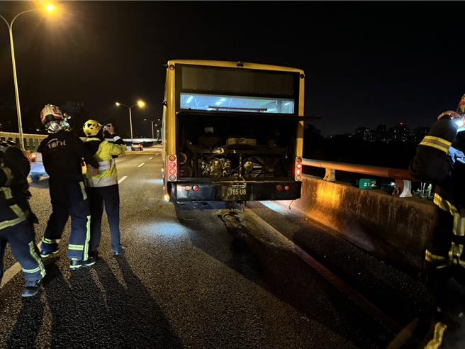 公车后侧引擎室不明原因起火，将公车后方烧到焦黑。（警方提供／叶静美彰化传真）