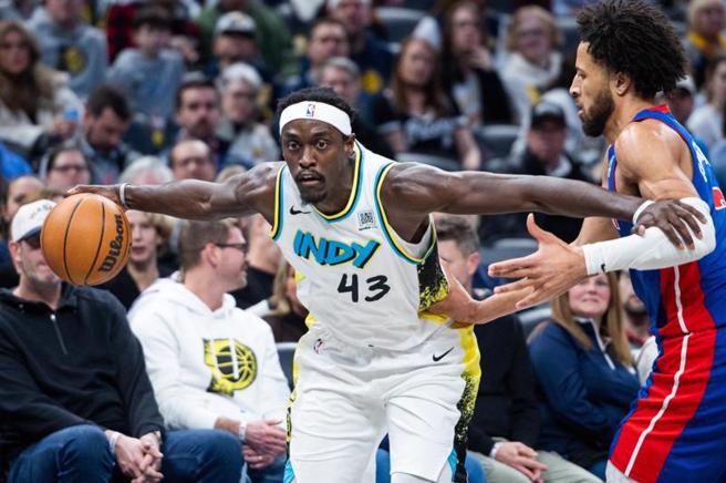 席亚卡(左)攻下37分，带领溜马击溃活塞夺2连胜。(路透)