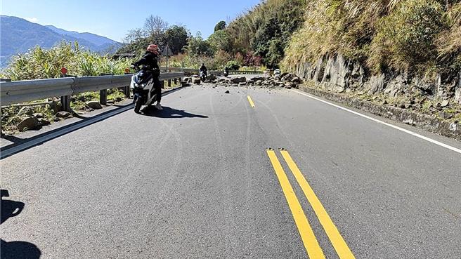 台18线约69.5公里处有落石情形，目前採单线通车、双向管制。（消防署提供）