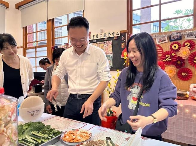 桃園市副市長蘇俊賓今年陪同移工朋友們一起挑戰跨國界料理。（楊宗灝翻攝自蘇俊賓臉書）