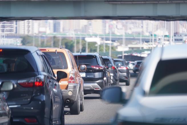 初二回娘家的日子，加上出遊人潮，國道不僅南下塞車，北上也是走走停停。（吳姓民眾提供／葉靜美彰化傳真）