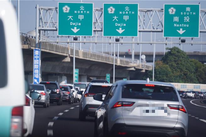 初二回娘家的日子，加上出遊人潮，國道不僅南下塞車，北上也是走走停停。（吳姓民眾提供／葉靜美彰化傳真）