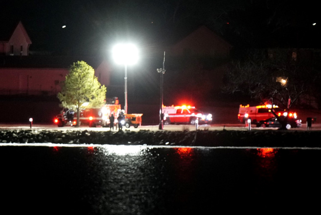 由太平洋西南航空（Pacific Southwest Airlines）执飞、载有64人的客机，29日晚间降落邻近华府的雷根国家机场时，在空中与美军黑鹰直升机相撞，客机坠河。图为救难人员在岸边救援。（美联社）