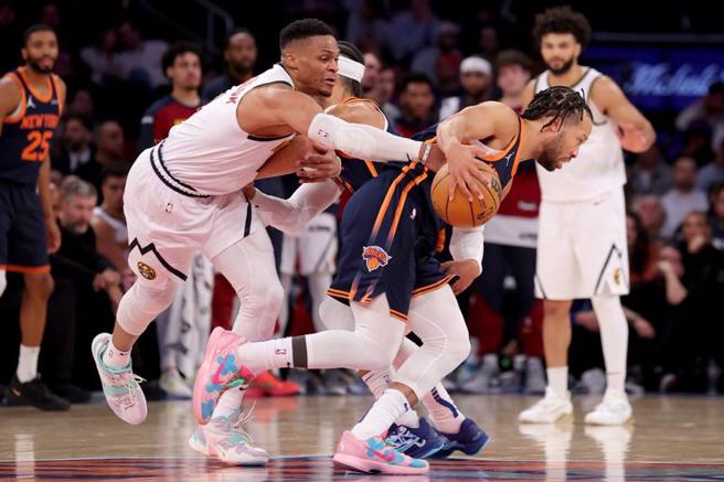 布朗生(右)擺脫韋斯布魯克防守強勢得分，並且帶領尼克擊敗金塊拿下5連勝。(路透)