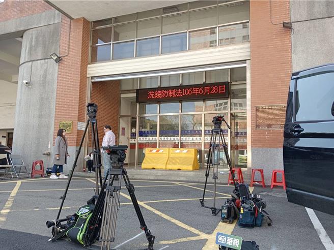 三环帮枪击案5名凶嫌押解回台后前往新竹县刑大讯问，身分确定为帮内新生代。（邱立雅摄）