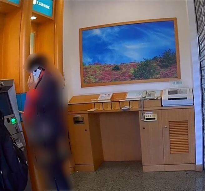 6旬妇人日前到银行ATM提款，一面接听电话，一面操作ATM举动，引发民眾关注向警方报案。（警方提供／叶静美彰化传真）