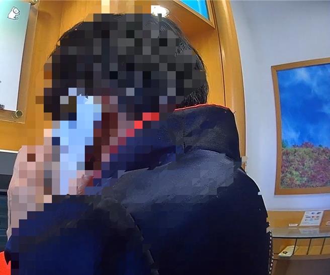 6旬妇人日前到银行ATM提款，一面接听电话，一面操作ATM举动，引发民眾关注向警方报案。（警方提供／叶静美彰化传真）