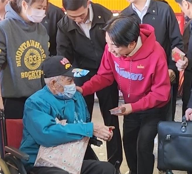 赖清德总统（前右）30日到屏东走春，他向长辈问好。（屏东县政府提供／林瑞益高雄传真）