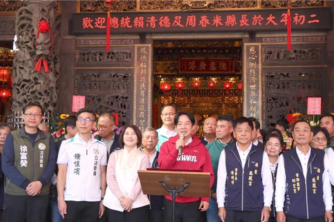 赖清德总统（前右三）30日到屏东慈凤宫参拜，他与庙方、屏东县长周春米合影。（屏东县政府提供／林瑞益高雄传真）