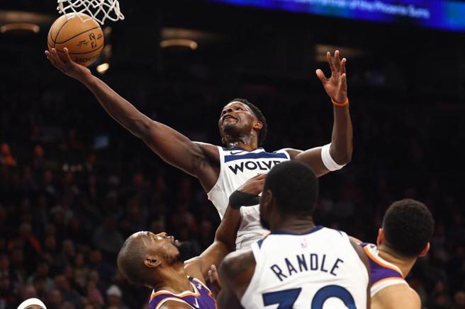 愛德華茲(上籃者)攻下33分，力壓杜蘭特，帶領灰狼剿滅太陽奪4連勝。(路透)