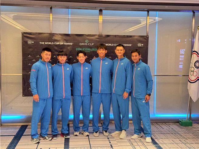 中華隊隊長盧彥勳（右起）與選手吳東霖、何承叡、曾俊欣、黃琮豪、許育修在台維斯盃抽籤儀式上合照。（李弘斌攝）