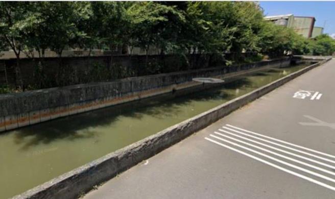 警方在除夕獲報台中市梧棲區向上路大排中有名已死亡男嬰，警方已報請台中地檢署相驗，並調閱周邊監視器，以進一步釐清案情。（警方提供／葉靜美台中傳真）