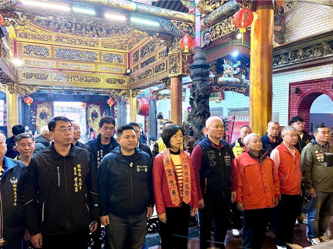 民进党新北市党部主委、立委苏巧慧今（30日）、大年初二前往新北市莺歌碧龙宫、树林济安宫、新庄后港昭德宫等宫庙参拜。（苏巧慧服务处提供）