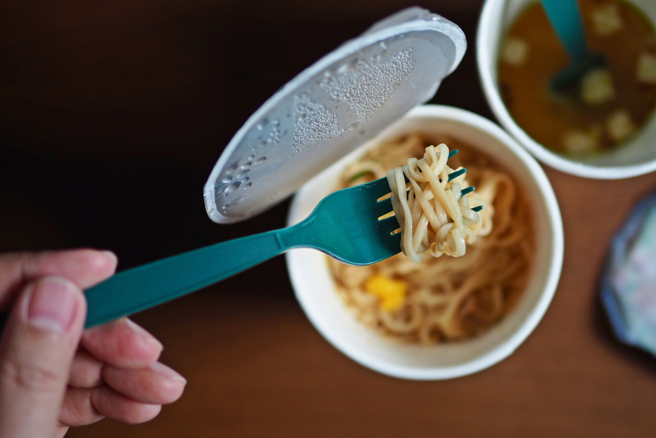 吃完的泡麵碗冲洗后可以和废纸容器一起回收，上面的封盖要撕下来丢一般垃圾。（图：shutterstock／达志）