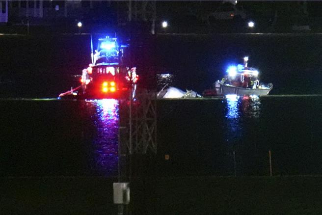 美国航空集团子公司太平洋西南航空（Pacific Southwest Airlines）5342客机29日在空中与美军黑鹰直升机相撞后坠河，画面显示客机至少断成2截。图为船只在河上搜救。（美联社）