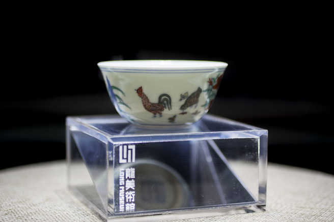 明宪宗朱见深命工匠制作「斗彩鸡缸杯」送给万贵妃，民间谣传是为了恳请她不要再残害皇嗣。（图／中新社）