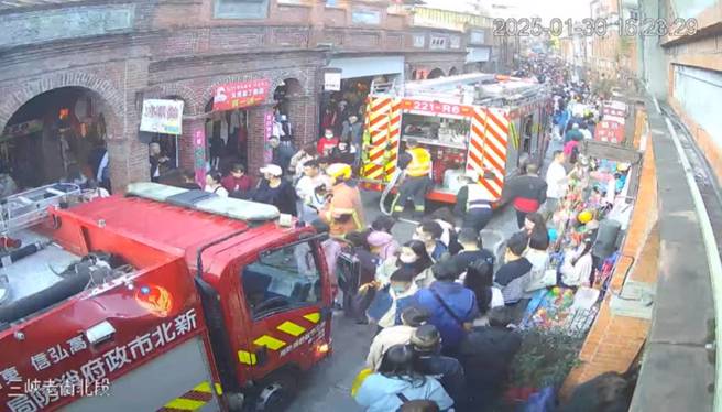 三峡老街下午发生火警，消防队获报到场时，民眾已经自行扑灭，现场老街人潮眾多，所幸并未酿灾。（翻摄三峡民权老街商圈发展协会）