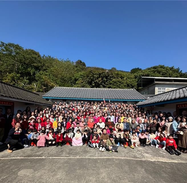 立法院副院長江啟臣今（30）日返回台中豐原江家老宅，睽違18年，家族成員再度齊聚一堂拍下珍貴大合照。（江啟臣服務處提供／葉靜美台中傳真）