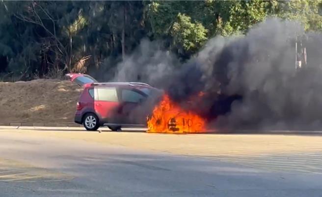 金门县金寧乡桃园路与东湖路口今（30日）下午3时22分发生火烧车事故。（民眾提供）
