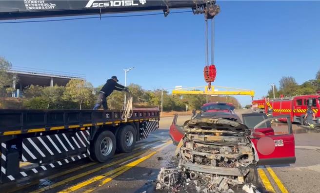 金门县金寧乡桃园路与东湖路口今（30日）下午3时22分发生火烧车事故。（民眾提供）