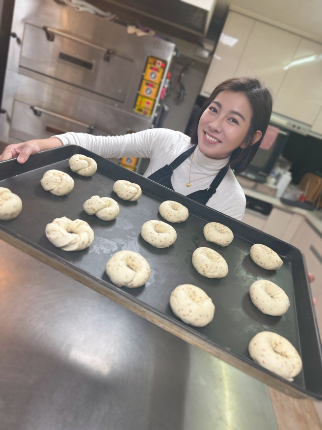 米可白过年期间回鹿港老家帮忙卖饼。（图／翻摄自米可白 脸书）