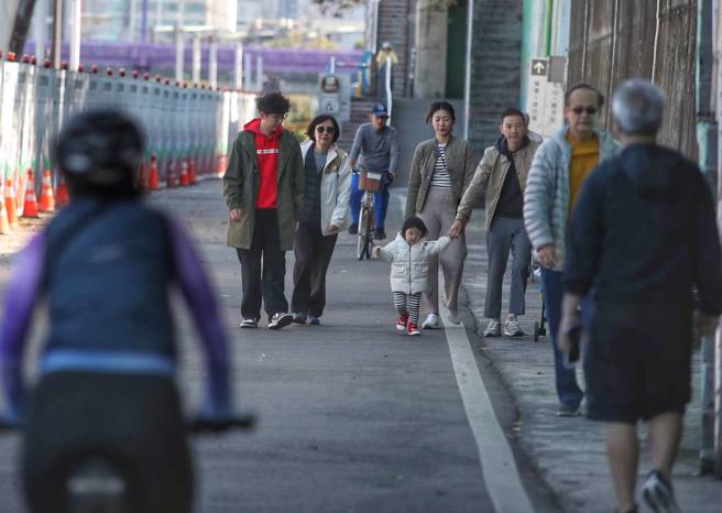 31日水氣由南往北增多，越晚降雨機率越增。（示意圖／王英豪攝）