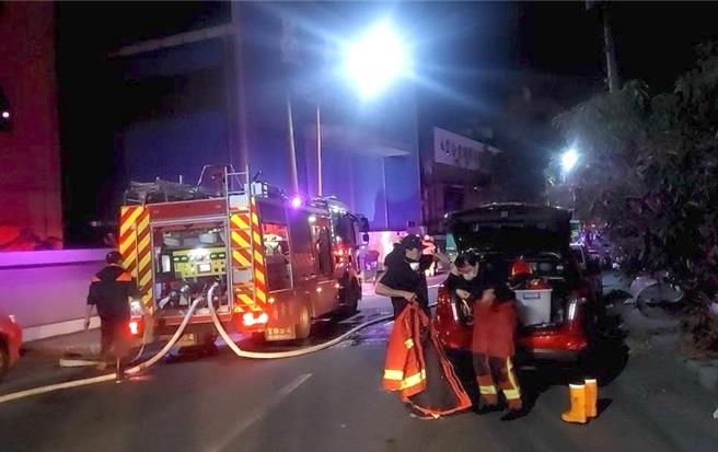 高雄小港区兴业街一家螺丝工厂于30日晚间8时许传出火警，消防局人员到场抢救。（翻摄照片／林瑞益高雄传真）