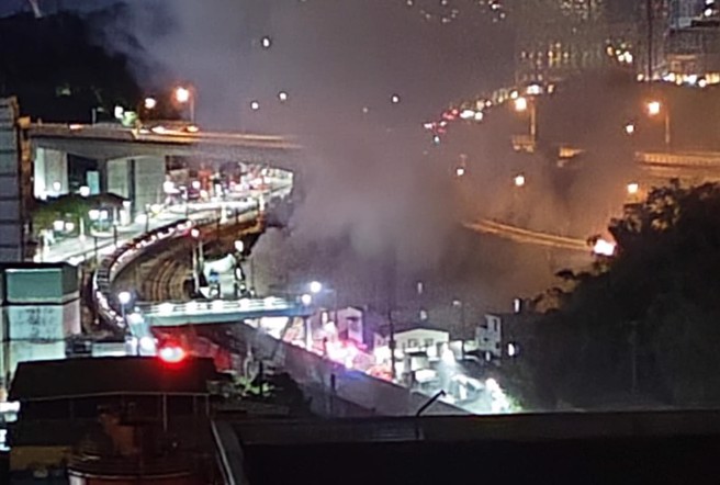 汐止区光復街铁轨旁的平房，晚间发生火警，现场全面燃烧，所幸屋主及时逃生。（民眾提供）