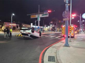 蘆洲三民路新增一設施「7天5車自撞」 當地人笑翻大讚：三寶殺手