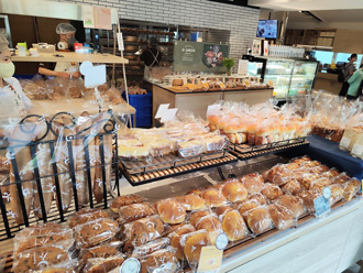 吳寶春麵包咬到壓克力片 他牙齒差點斷 業者道歉了