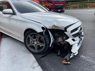 北市宾士车超速失控  撞忠烈祠圆环路树车头全毁