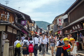 日本人傻眼！京都擠爆畫面曝 網驚：根本年貨大街