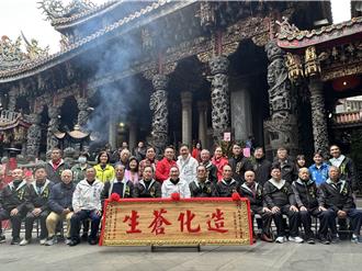 侯友宜三鶯走春拜廟  贈匾長福巖「造化蒼生」