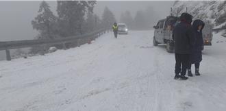 合歡山憾事！民眾搶追雪    2人裝雪鏈猝死逾20件車禍