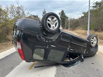 金門男超車失控撞樹翻車 四輪超天超囧！畫面曝光