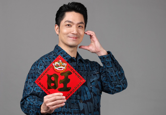 台北市長蔣萬安應《中國時報》之邀，拍攝新春月曆海報。（鄧博仁攝影）
