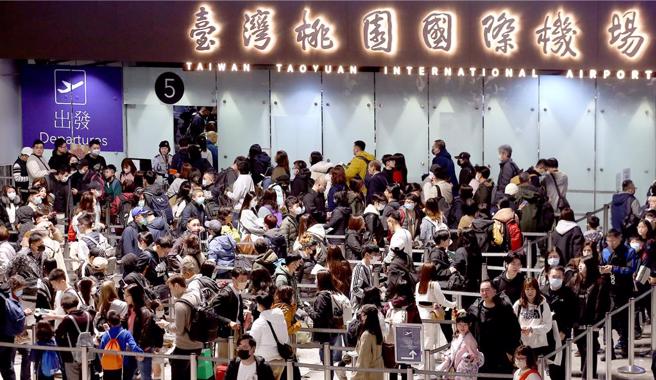 许多旅客出国时，可能会购买许多伴手礼、纪念品。（示意图／资料照，范扬光摄）