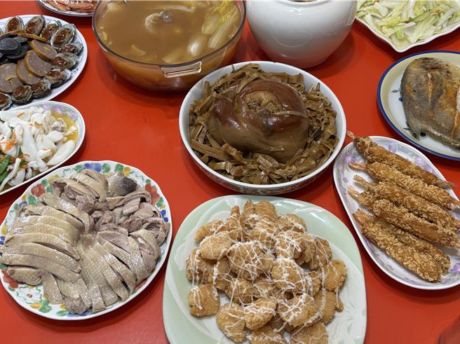 医师提醒，过年期间大吃美食的同时，糖尿病患者也要记得「控糖」。（李念庭摄）